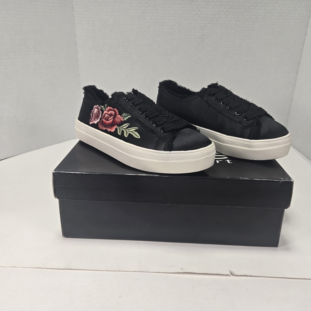 bebe Sport Valle Black Sneakers with Red Floral Embroidery Women's Size 6 - Picture 2 of 15